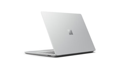 Surface Laptop Go 3 getoond vanaf de achterkant met het toetsenbord gedeeltelijk zichtbaar.