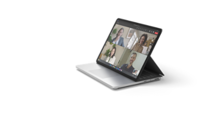 Surface Laptop Studio 2 dalam mod pentas dengan Teams pada skrin