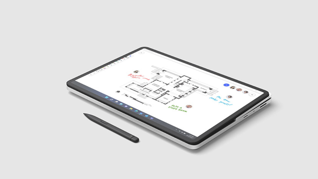 Surface Laptop Studio 2 ในโหมดจัดแสดงพร้อมพิมพ์เขียวงานออกแบบบนหน้าจอ