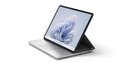 Urządzenie Surface Laptop Studio 2 widziane pod kątem z boku w trybie scenicznym z tapetą Bloom systemu Windows widoczną na ekranie.