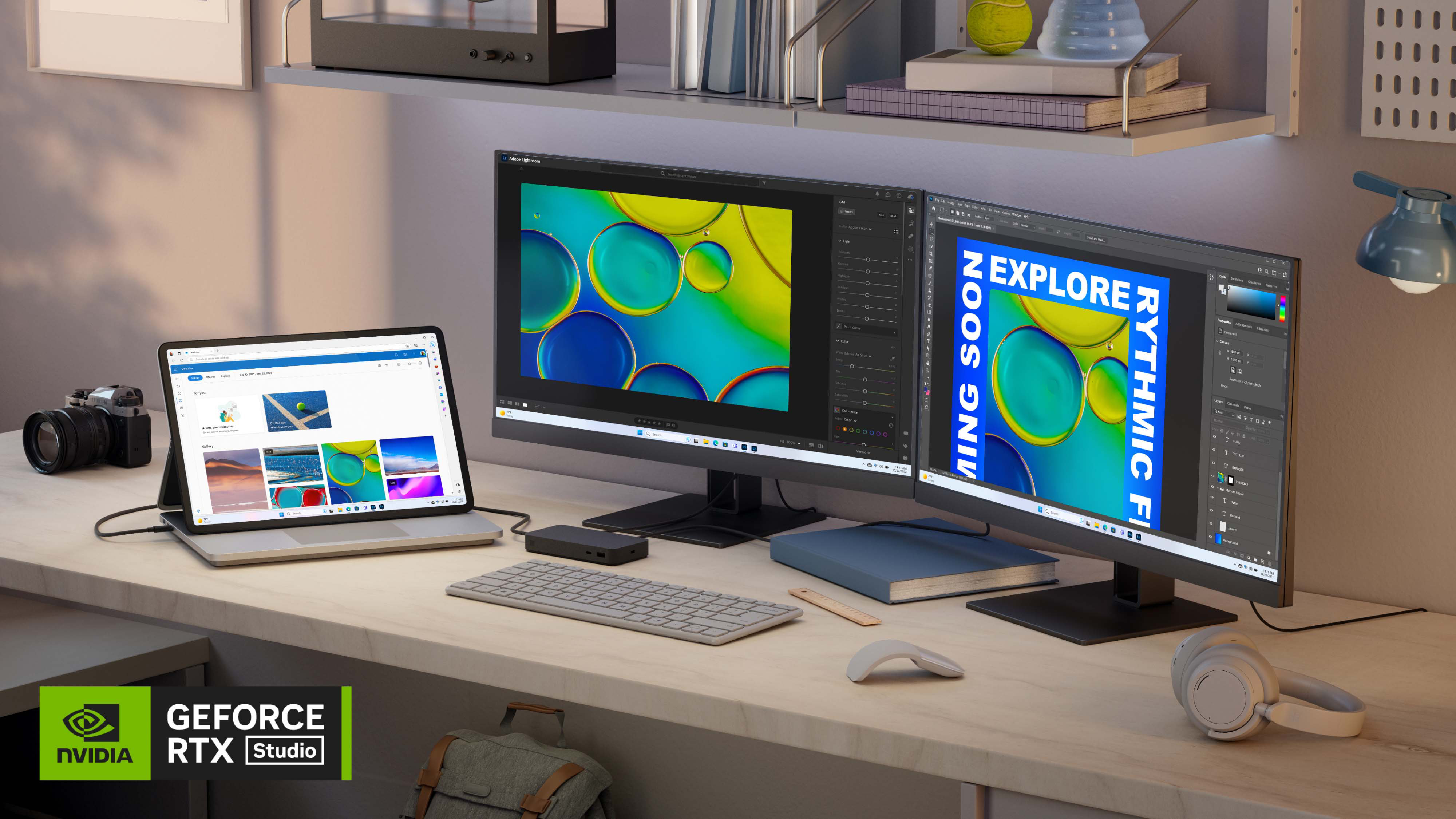 Surface Laptop Studio 2 sur un bureau en bois connecté à deux écrans externes et à un clavier, une souris et un casque audio.