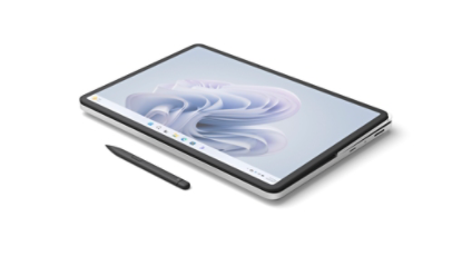 ภาพ Surface Laptop Studio 2 ในโหมดสตูดิโอ โดยมีรูปดอกไม้บานของ Windows บนหน้าจอและ Slim Pen 2 วางอยู่ข้างอุปกรณ์