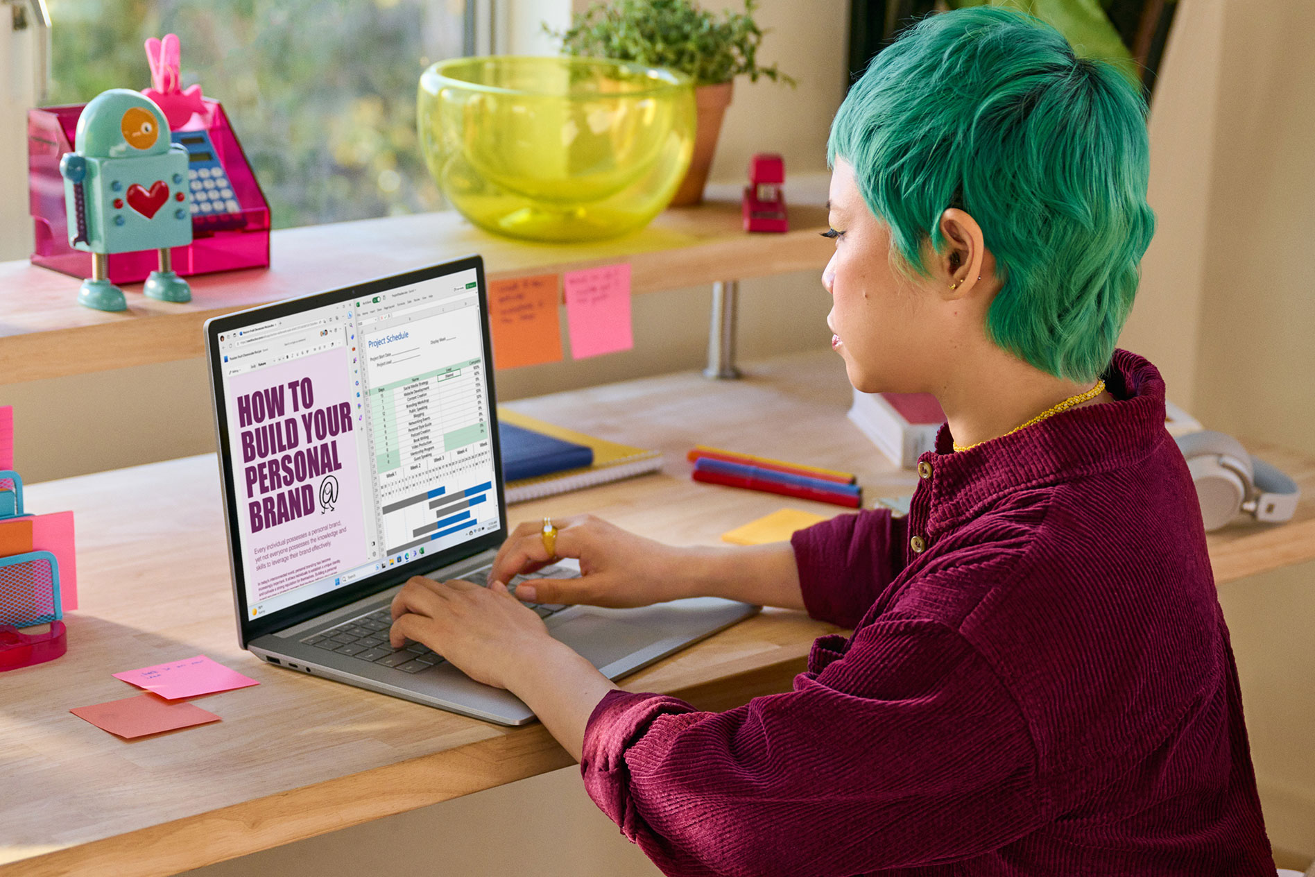 شاب يعمل على مكتبه وينجز الواجبات المنزلية مع ظهور تطبيقات متعددة على شاشة Surface Laptop 5.