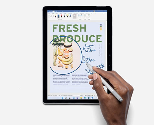 有人使用 Surface 手寫筆和 Surface Go 3，在 Microsoft Word 中工作。