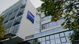 Um edifício com um logotipo azul da ZEISS