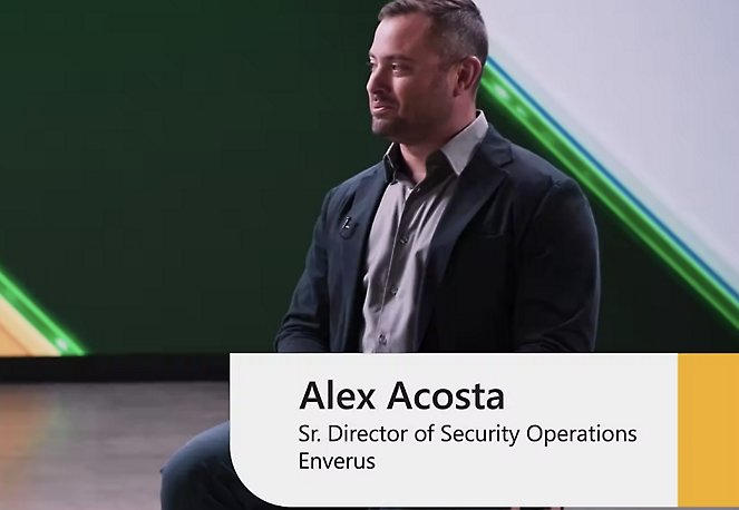 أليكس أكوستا، المدير الأول للعمليات الأمنية في Enverus يجلس على كرسي