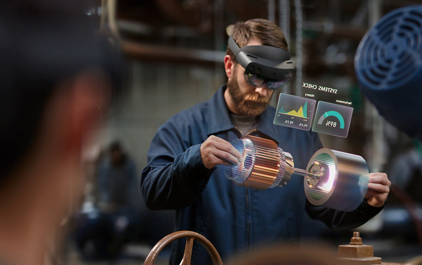 Un hombre utiliza su dispositivo HoloLens en el trabajo