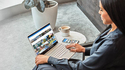Eine Frau verwendet ein Windows 10-Laptop mit OneDrive