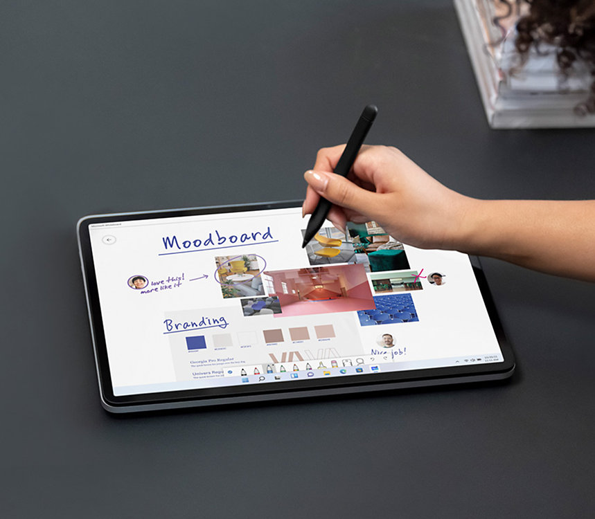 Surface Laptop Studio ในโหมดสตูดิโอพร้อมกับคนคนหนึ่งที่กำลังใช้ Microsoft Whiteboard
