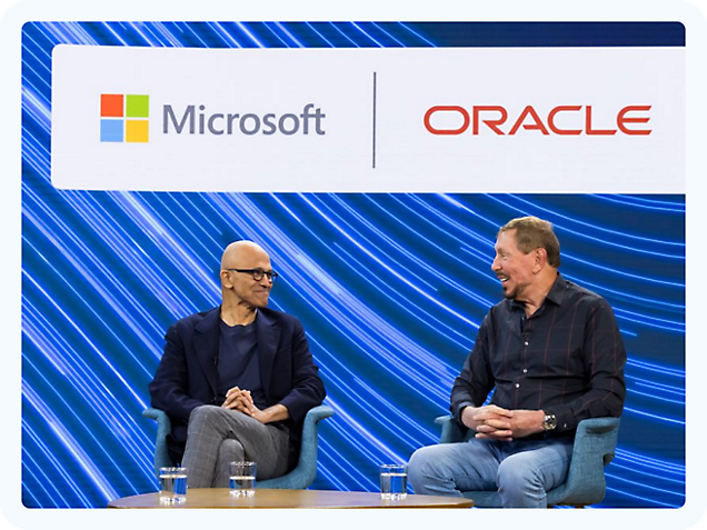 Zwei Männer, die auf Stühlen sitzen und über Microsoft und Oracle sprechen.