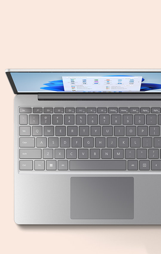 ภาพจากด้านบนของ Surface Laptop Go 2 สีแซนด์สโตน พร้อมคีย์บอร์ด