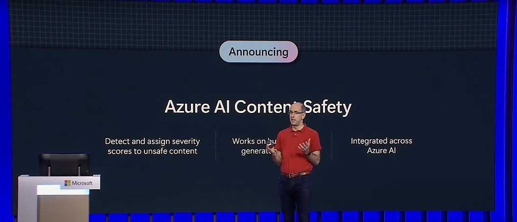 Uma pessoa falando em uma conferência sobre a Segurança de Conteúdo de IA do Azure