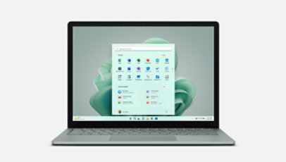 Windows 11 スタート画面にセージ グリーンの花を表示している、Surface Laptop 5 (セージ) の正面図。