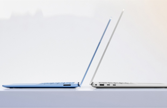 Surface Laptop Sapphire and Surface Laptop Platinum shown from the side highlighting the computer's slim profile.