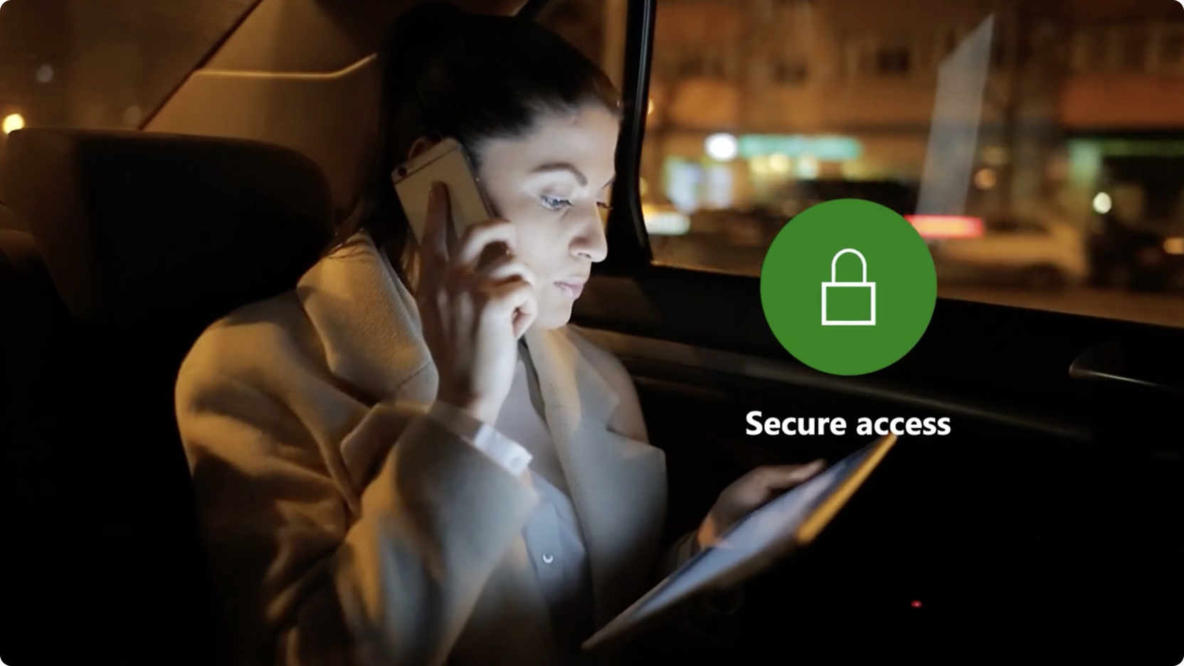 야간에 차 안에서 한 여성이 화면에 "보안 액세스" 아이콘이 있는 태블릿을 사용하여 전화 통화를 하고 있습니다.