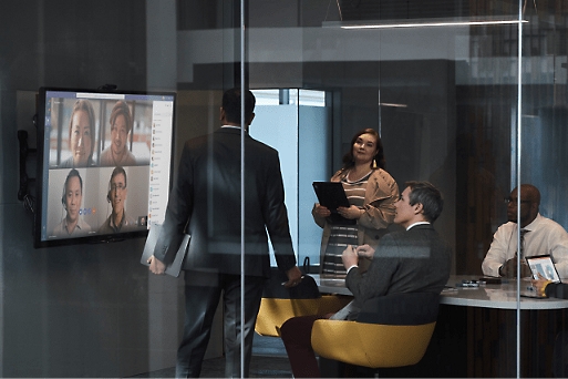 会議室内の複数のユーザーによる画面上のビデオ通話
