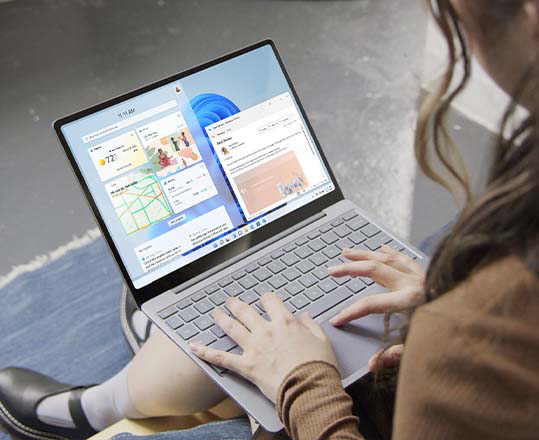 ผู้หญิงคนหนึ่งใช้ Windows 11 บน Surface Laptop Go 2