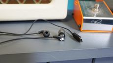 Skullcandy Set USB-C earbuds on grey surface