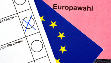 Wahlunterlagen zur Europawahl 2024 mit einem Wahlkreuz und der Flagge der Europäischen Union