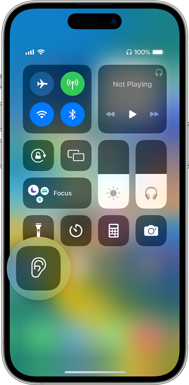 Aplikacija Control Center (Nadzorno središče) v sistemu iOS, ki prikazuje gumb »Hearing« (Poslušanje)