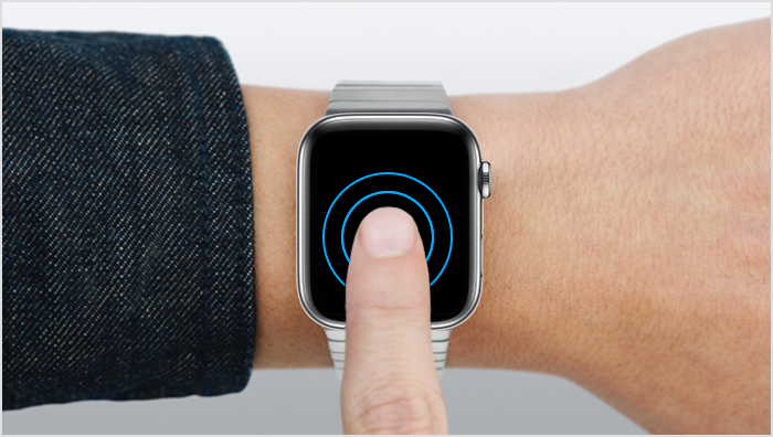 Osoba držící prst na obrazovce Apple Watch