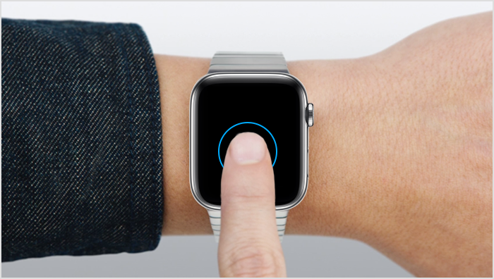Osoba klepající prstem na obrazovku Apple Watch
