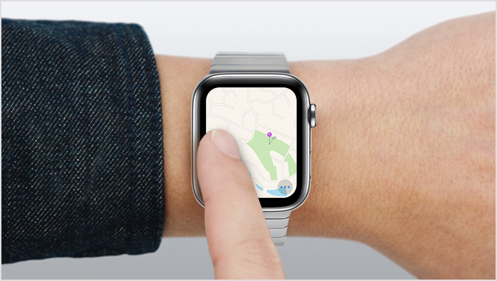 Pessoa arrastando o dedo pela tela do Apple Watch