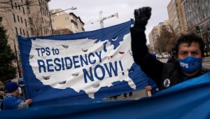 Activistas y ciudadanos con estatus de protección temporal (TPS) marchan en Washington. (Foto de Drew Angerer/Getty Images)