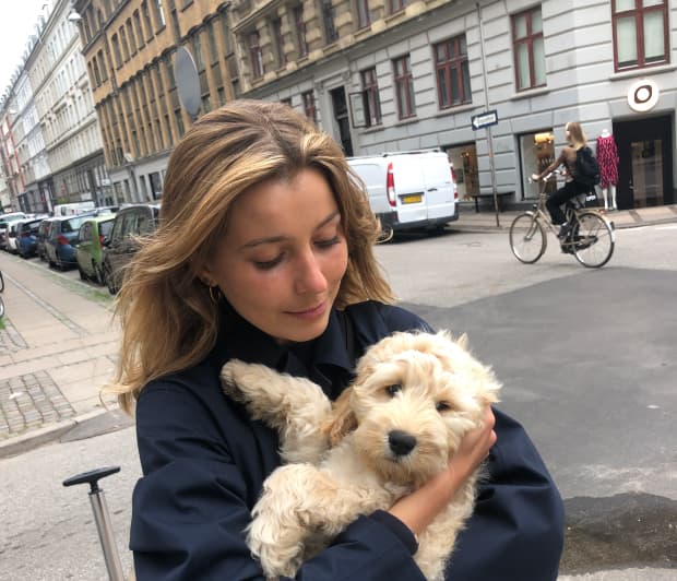 犬を抱きしめている女性の写真。
