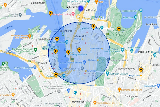نقشه‌ای که نشانگرهای زرد و دایره‌ای آبی شفاف روی نقشه را نشان می‌دهد.