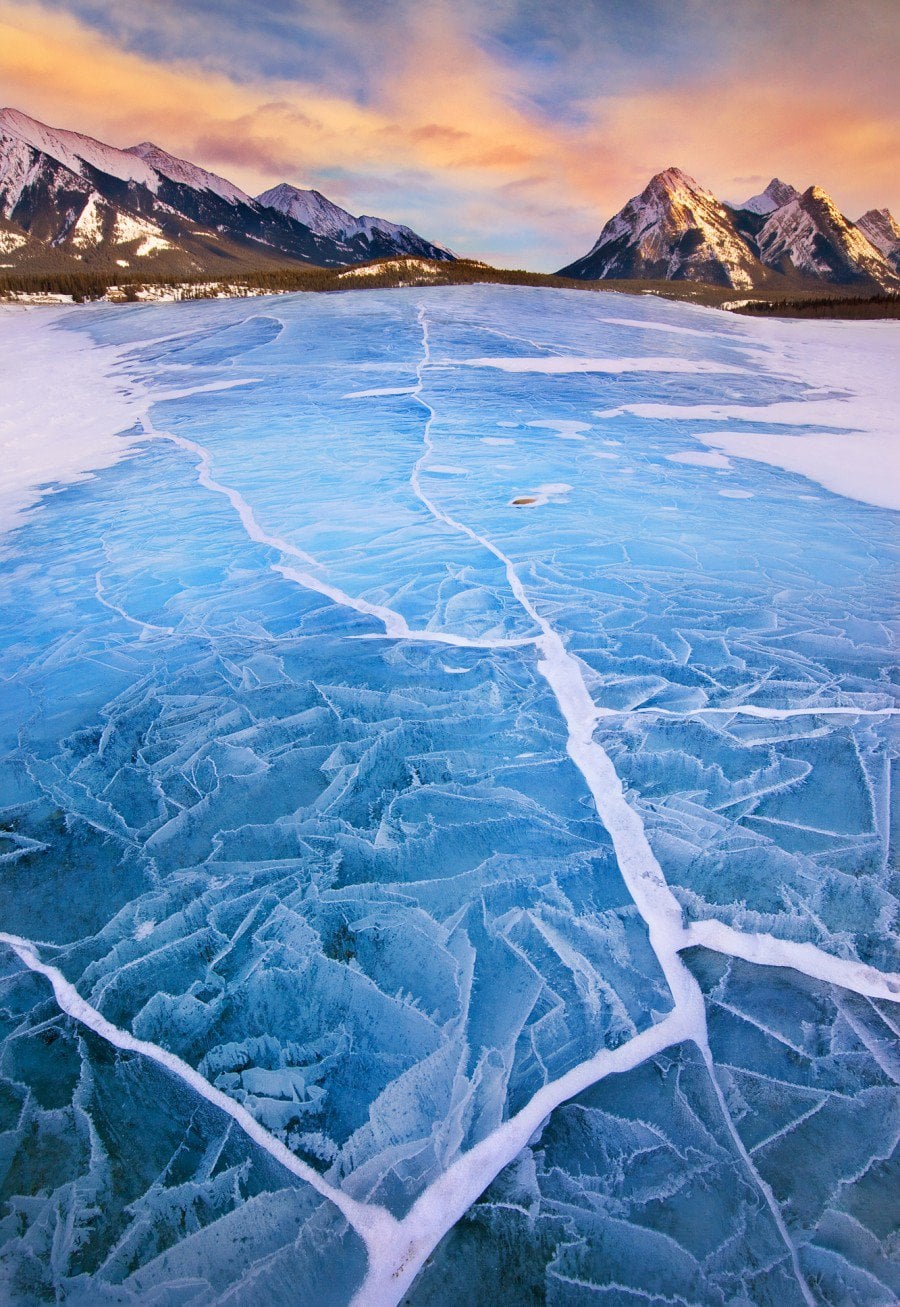 r/illusionporn - This frozen lake looks like it's bulging (X-post from r/earthporn)