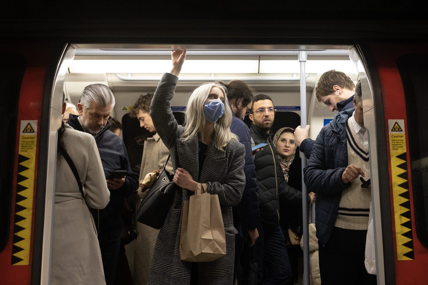 LONDON, ENGLAND &#8211; JANUARY 04: Commuters wear face masks on the underground on January 04, 2023 in London, England. 10 Downing Street has stressed that it is not compulsory to wear a mask for those feeling unwell, despite advice from the UK Health Security Agency yesterday urging people to do so. (Photo by Dan Kitwood/Getty Images)
