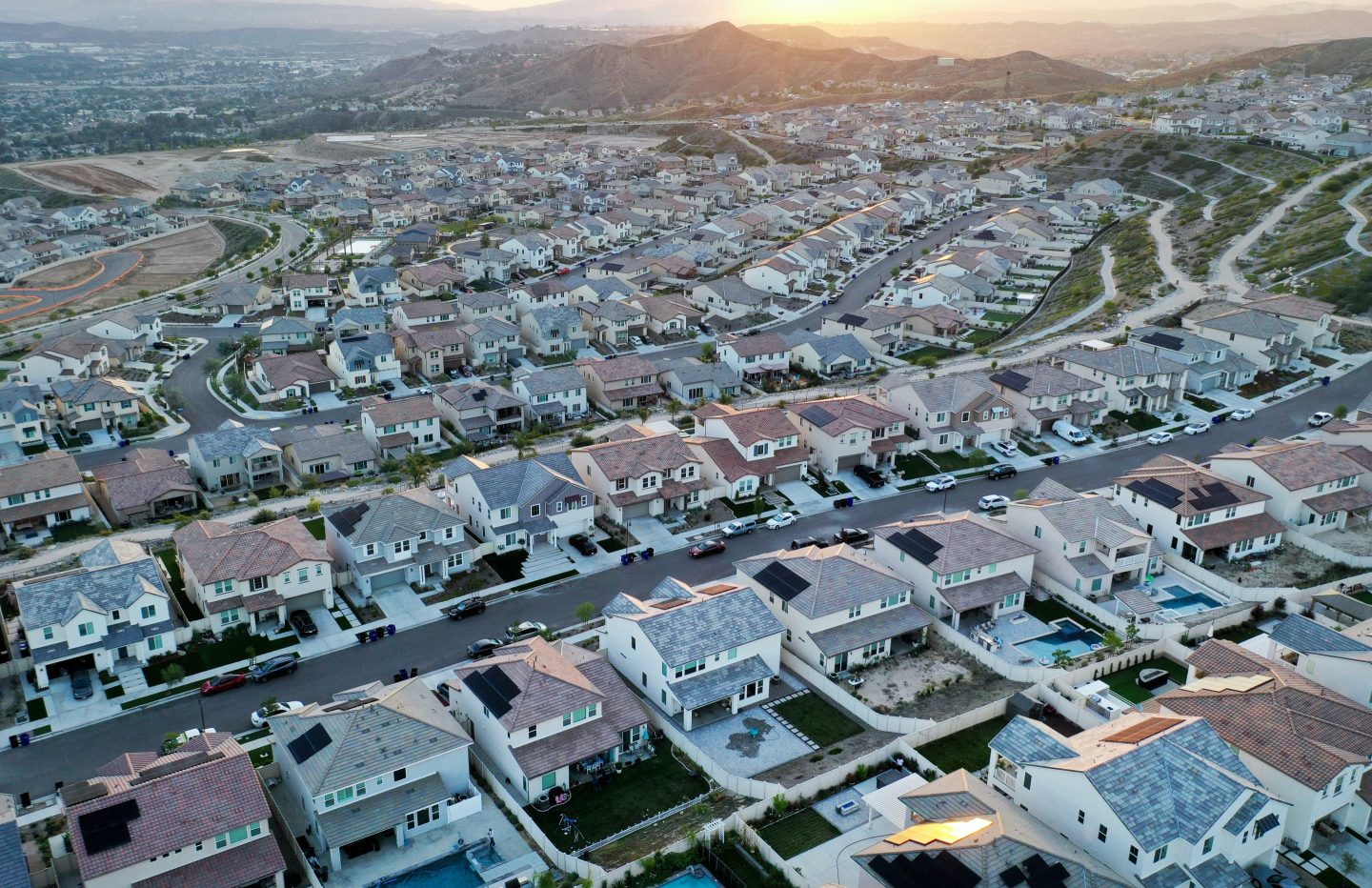 SANTA CLARITA, CALIFORNIA &#8211; SEPTEMBER 08: An aerial view of homes in a housing development with the sun reflecting off solar panels (BOTTOM R) on September 08, 2023 in Santa Clarita, California. According to the National Association of Realtors, the median existing-home sale price in the U.S. increased 1.9 percent in July following five straight months of declines, which was the longest stretch of declines in 11 years, amid high interest rates. (Photo by Mario Tama/Getty Images)