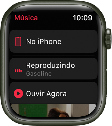 O app Música mostra os botões “No iPhone”, “Reproduzindo” e “Ouvir Agora” em uma lista. Role para baixo para ver a capa do álbum.