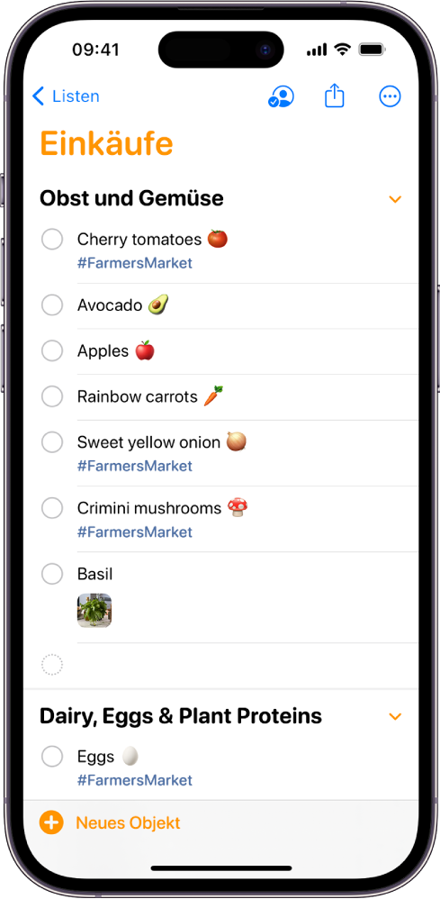 Ein Bildschirm der App „Erinnerungen“ mit einer Einkaufsliste. Einige Objekte in der Liste haben Tags und angehängte Fotos. Unten links befindet sich die Taste „Neues Objekt“.