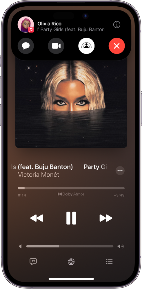 Klic FaceTime, ki prikazuje sejo SharePlay, pri čemer je vsebina Apple Music deljena v sinhronizaciji med klicem. Slika osebe, ki deli vsebino, je prikazana na vrhu zaslona, slika deljenega albuma je pod upravljalnimi elementi FaceTime in upravljalni elementi predvajanja so na vrhu slike albuma.