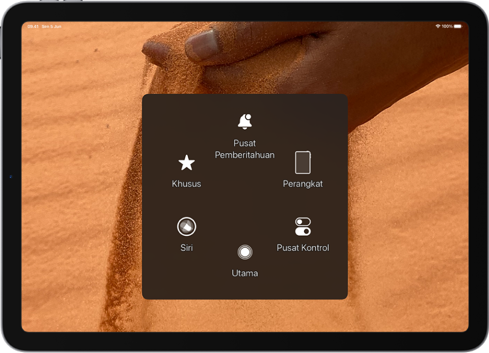 iPad menampilkan menu AssistiveTouch yang terlihat, yang menampilkan kontrol untuk Pusat Pemberitahuan, Perangkat, Pusat Kontrol, Rumah, Siri, dan Khusus.