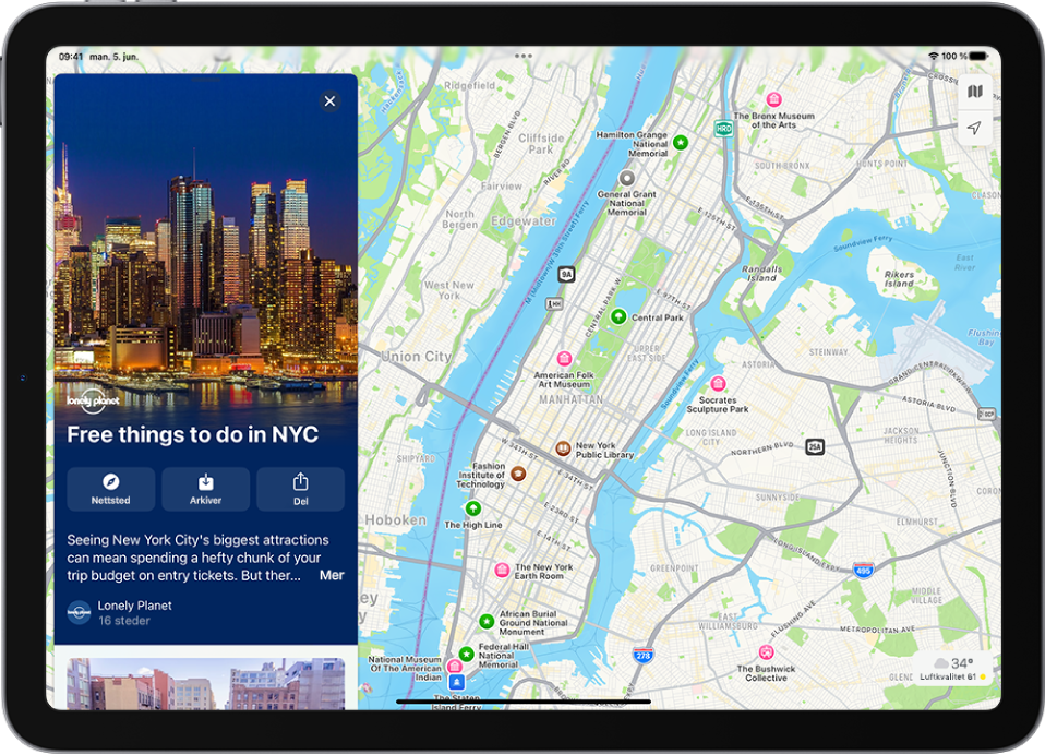 iPad med en guide om ting å finne på i en by. Interessepunkter som omtales i guiden, er markert på kartet.