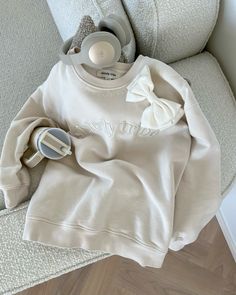 Flatlay with vanilla girl outfit inspo ~ Sisterly Tribe beige crewnwck with a white H&M bow, beige SoundLiving headset and ofc a beige Stanley cup 🤍 tap the photo for link to my aesthetic instagram feed (beige feed aesthetic, beige feed instagram ideas) Instagram, Ideas, Outfits, Headset, Everyday Fashion, Girl Outfits, Girl, Ootd, Instagram Aesthetic