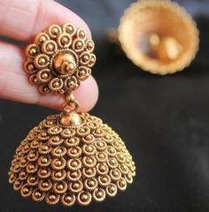 Gorgeous jhumka or jhumki design. Indian jewellery. Indian Jewelry Earrings, Indian Jewellery Design Earrings, Jhumka Design, Bangles Jewelry Designs, Gold Jhumka, Indian Jewellery, Jewelry Design Earrings