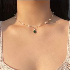 Choker with 4-5 mm freshwater pearl and pendant with emerald green and white zircon. Pearl Necklace, Pearl Pendant Necklace, Pearl Jewlery, Pearl Jewelry Necklace, Pearl Choker Necklace, Pearl Jewelry, Emerald Jewelry Necklace, Pearl Choker, Gold Jewelry