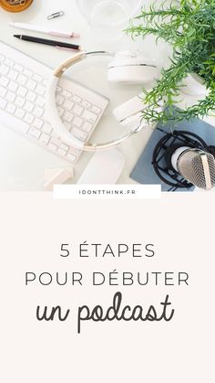 a desk with a keyboard, mouse and plant on it that says 5 etapes pour debutter un podcast