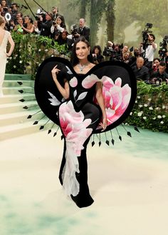 Met Gala 2024 Red Carpet Looks: See Every Celebrity Outfit and Dress | Vogue