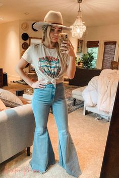 Country Girls Outfits, Cute Southern Outfits, Bellbottom Outfits, Outfit Ideas, Outfit Inspo, Outfit Jeans