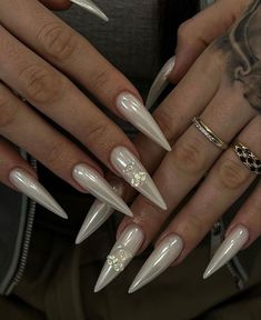 #art #design #fashion #diamond #style #beauty #blogger #blog #stylish #fashionable #outfit #girl #nail #white Stiletto Nails Designs, Dope Nails, Acrylic Nails Stiletto, Pointed Nails