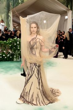 (1) Met Gala 2024 Live Updates from the Red Carpet: Coverage, News & Highlights | Vogue