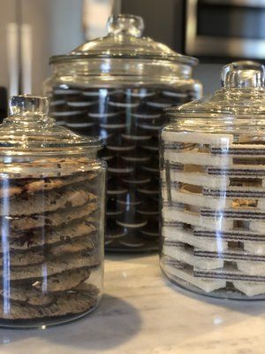 How to Stack All Types of Cookies in a Jar Like Khloe Kardashian - Cookie Jar Organisation, Cookie Storage Ideas, Cookies In A Jar, Cookie Jars Display, Cookie Jar Display, Glass Cookie Jars Display, Cookie Jars, Glass Cookie Jars, Cookie Jar Ideas Decoration