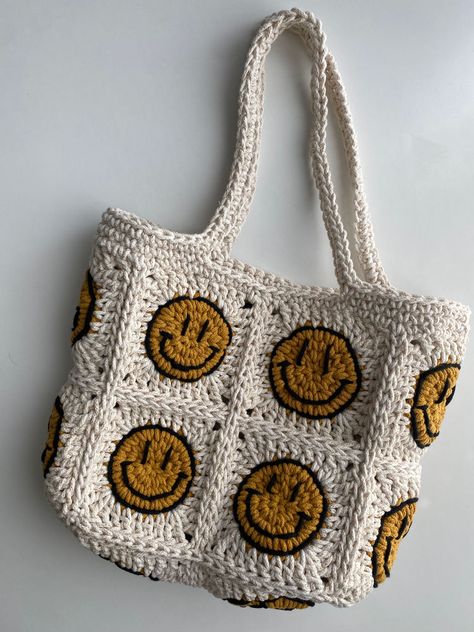 TUTORIAL: SMILEY FACE GRANNY SQUARE Granny Squares, Amigurumi Patterns, Crochet, Crochet Things, Granny, Granny Square Tutorial, Crocheting, Granny Square, Crocheting Patterns