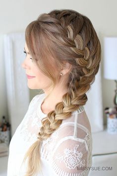 Here is a fun back-to-school hairstyle that is not only easy, but super cute. The side french braid is something of an old favorite of mine. Even though I have a super old tutorial for this style I thought it was time for an updated… Braided Hairstyles, Braided Hairstyles Updo, Peinados, Braided Cornrow Hairstyles, Coiffure Facile, Side French Braids, Braids For Black Hair, African Braids Hairstyles, Capelli