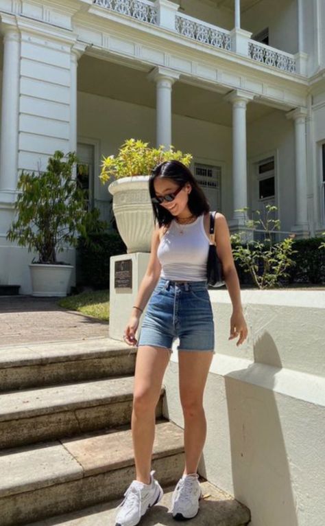 levis 501 mid thigh shorts paired with white ribbed tank top for summer outfit inspo Outfits, Pose, Outfit, Fotos, Short Outfits, Stylish Outfits, Cute Casual Outfits, Moda, Cropped